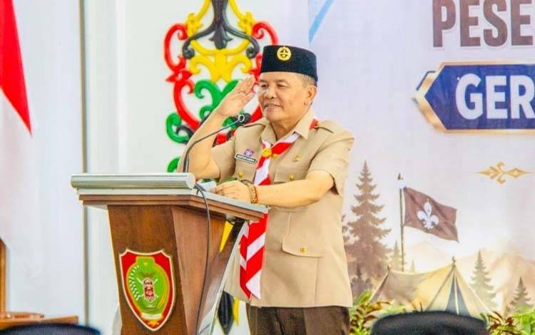 Gubernur Kalimantan Tengah Agustiar Sabran memberikan sambutan saat melepas Kontingen Kwarda Gerakan Pramuka Kalteng menuju Jamnas XII 2026 di Istana Isen Mulang. (FOTO: IKN)