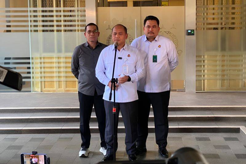 Kepala Pusat Penerangan Hukum (Kapuspenkum) Kejaksaan Agung Anang Supriatna (tengah). ANTARA/HO-Kejaksaan Agung RI