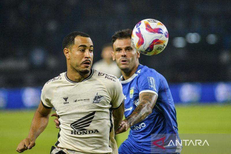 Tyronne Del Pino (kanan), saat memperkuat Persib Bandung, berebut bola dengan pesepak bola PSM Makassar Victor Luiz (kiri) pada pertandingan BRI Liga 1 di Stadion Gelora Bandung Lautan Api, Bandung, Jawa Barat, Sabtu (1/2/2025). (ANTARA FOTO/Raisan Al Farisi/YU/am.)