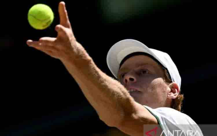 Petemnis Italia Jannik Sinner melakukan servis ke arah Alexander Zverev dari Jerman di final tunggal putra Wimbledon di London, Inggris, Minggu (12/7/2026). ANTARA/Xinhua/Li Ying/aa.