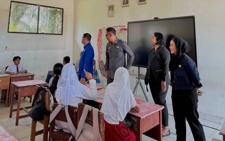 Anggota DPRD Palangka Raya, Jati Asmoro bersama anggota DPRD lainnya saat meninjau SDN 2 Petuk Katimpun. (Foto:MARINI)
