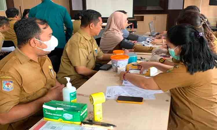 Suasana kegiatan Skrining Tuberkulosis (TB) Terintegrasi Cek Kesehatan Gratis (CKG) di Aula DPUPR Kota Palangka Raya. (Foto : PATHUR)