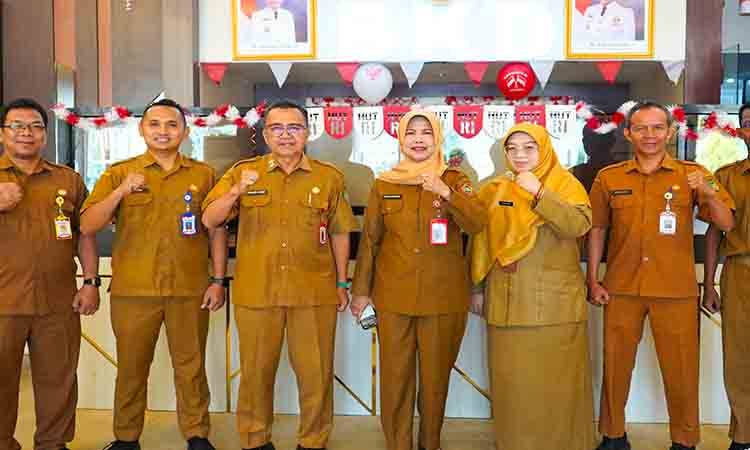 Kepala BKD Kalteng Lisda Arriyana saat berfoto bersama BKPSDM Barito Utara (Foto : IST