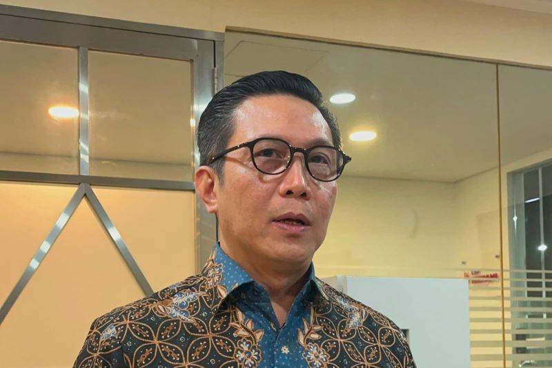 Direktur Utama PT Bursa Efek Indonesia (BEI) Jeffrey Hendrik diwawancarai awak media di Gedung BEI, Jakarta, Rabu (12/8/2026). (ANTARA/ Muhammad Heriyanto)