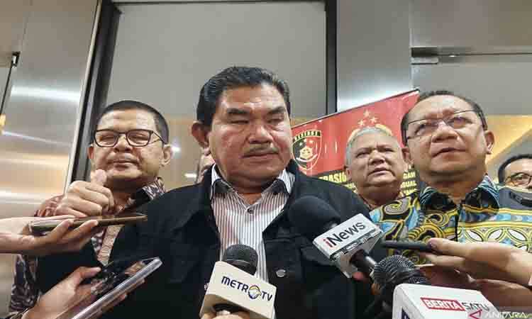 Dewan Penasihat Mendes PDT Prof. Juanda (tengah) dan Sekretaris Jenderal Kementerian Desa dan PDT Taufik Madjid (kanan) beserta jajaran memberikan keterangan pers di Gedung Bareskrim Polri, Jakarta, Kamis (13/8/2026). ANTARA/Nadia Putri Rahmani
