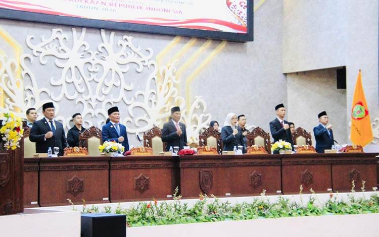 Gubernur Kalteng Agustiar Sabran bersama Wakil Gubernur Edy Pratowo mengikuti Rapat Paripurna DPRD Provinsi Kalteng. (FOTO: ISN)