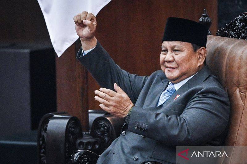 Presiden Prabowo Subianto mengacungkan kepalan tangan saat menghadiri Sidang Tahunan MPR RI dan Sidang Bersama DPR-DPD RI Tahun 2026 di Kompleks Parlemen, Jakarta, Jumat (14/8/2026). Dalam sidang tahunan tersebut, Presiden Prabowo menyampaikan bahwa selama 21 bulan pemerintahan bekerja, sebanyak 121 kebijakan transformatif telah dijalankan di berbagai sektor untuk menyelesaikan berbagai persoalan bangsa. ANTARA FOTO/Fauzan/bay/kye