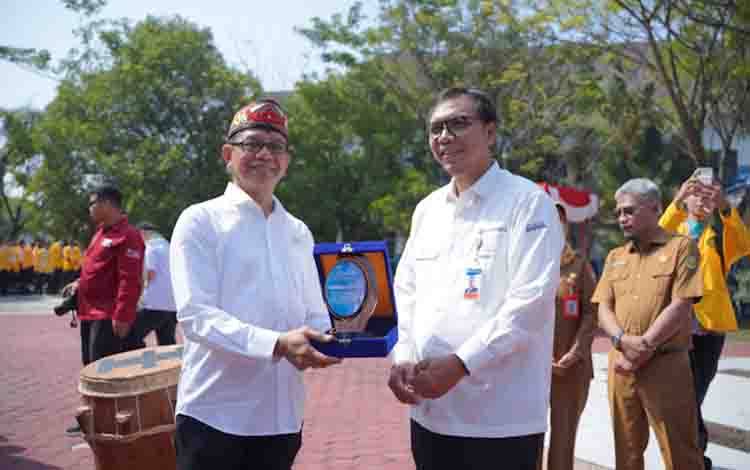 Kepala Perwakilan BI Provinsi Kalimantan Tengah, Yuliansah Andrias bersama Rektor UPR (Foto:Untuk BORNEONEWS)