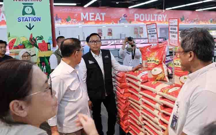 Pengecekan ketersediaan beras di pasar ritel modern Palangka Raya.(FOTO: Istimewa)