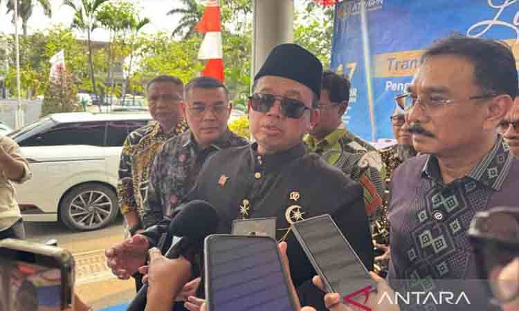 Menteri ATR/Kepala BPN Nusron Wahid (tengah memberi keterangan kepada awam media usia Peluncuran Transformasi Layanan dan Organisasi di Jakarta, Senin (17/8/2026). ANTARA/Harianto