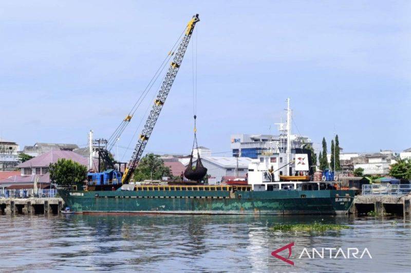 Kapal pengangkut barang yang bersandar di Pelabuhan Sampit belum lama ini. (ANTARA/Devita Maulina)