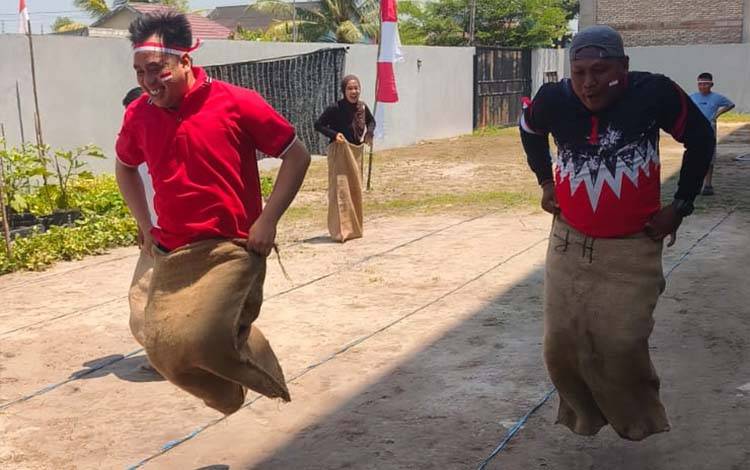 Keseruan keluarga besar DPW Partai NasDem Kalimantan Tengah saat mengikuti berbagai lomba dalam memeriahkan HUT ke-81 Kemerdekaan RI, Senin, 17 Agustus 2026. (FOTO: IST)