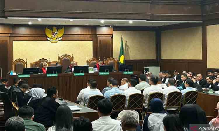 Sebanyak 11 terdakwa kasus dugaan korupsi ekspor minyak kelapa sawit mentah (CPO) dalam sidang pembacaan surat dakwaan di Pengadilan Tipikor pada PN Jakpus, Selasa (11/8/2026). (ANTARA/Agatha Olivia Victoria)