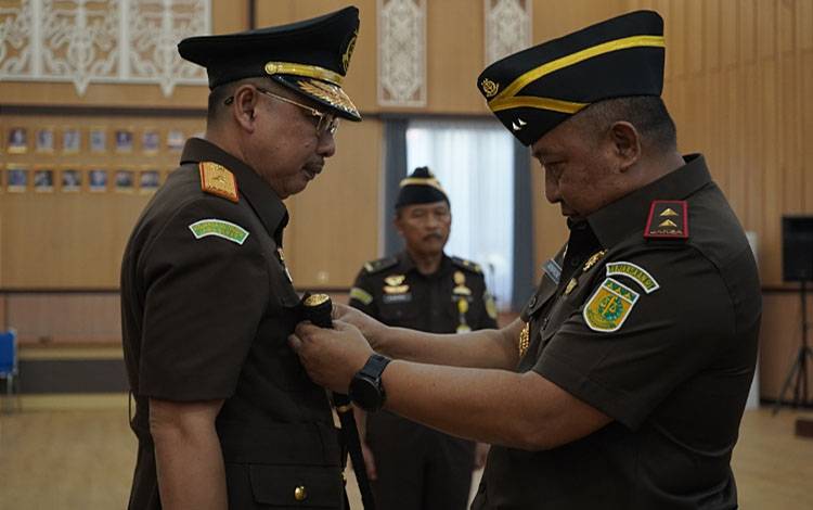 Kajati Kalteng Hendrizal Husin saat melantik Wakajati Kalteng Agustian Sunaryo. (Foto : Penkum Kejati Kalteng)?