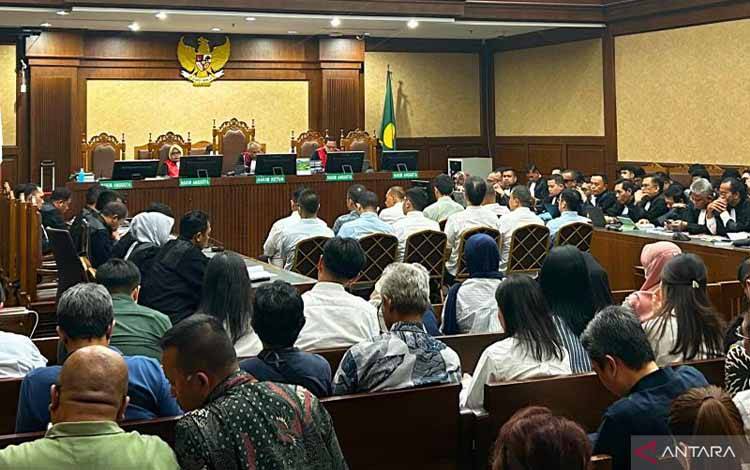 Sebanyak 11 terdakwa kasus dugaan korupsi ekspor minyak kelapa sawit mentah (CPO) dalam sidang pembacaan surat dakwaan di Pengadilan Tipikor pada PN Jakpus, Selasa (18/8/2026). (ANTARA/Agatha Olivia Victoria)