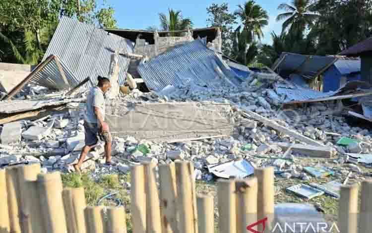 Warga berjalan di dekat rumah yang rusak akibat gempa bumi di kawasan Dampek, Kabupaten Manggarai Timur, Nusa Tenggara Timur (NTT), Selasa (18/8/2026). ANTARA FOTO/Fikri Yusuf