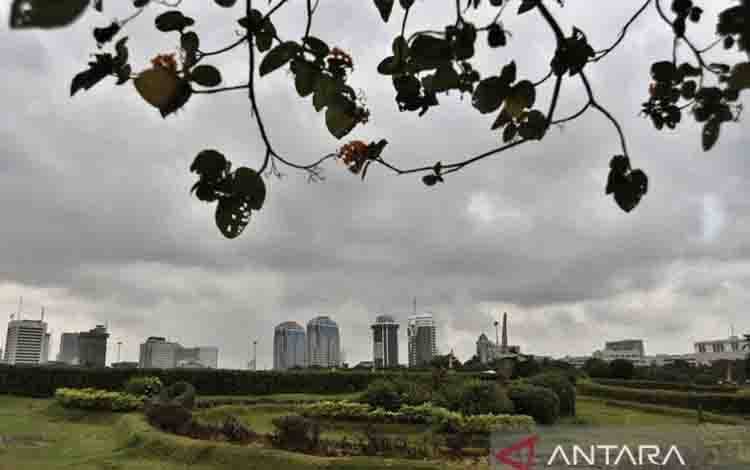Ilustrasi - Awan tebal menggelayut di kawasan Monumen Nasional (Monas) Jakarta. FOTO ANTARA/Yudhi Mahatma/ama/aa