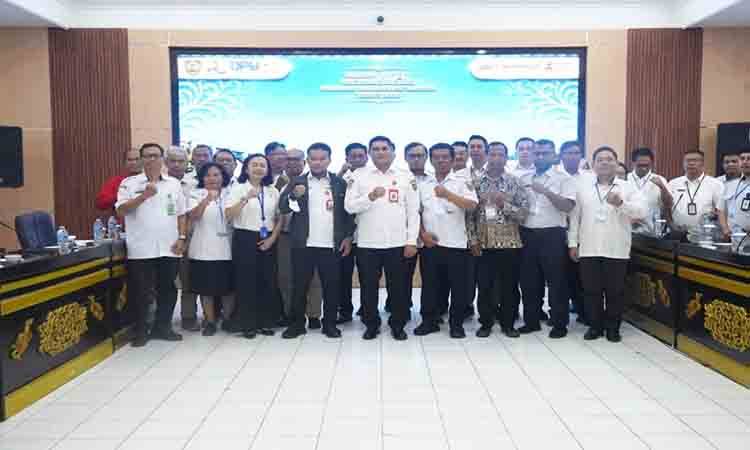 Asisten Perekonomian dan Pembangunan Sekretariat Daerah Provinsi Kalteng Anang Dirjo bersama peserta Sidang Dewan Sumber Daya Air Provinsi Kalteng Tahun Anggaran 2026 saat foto bersama di Aula Manggatang Tarung. (FOTO: ARL)
