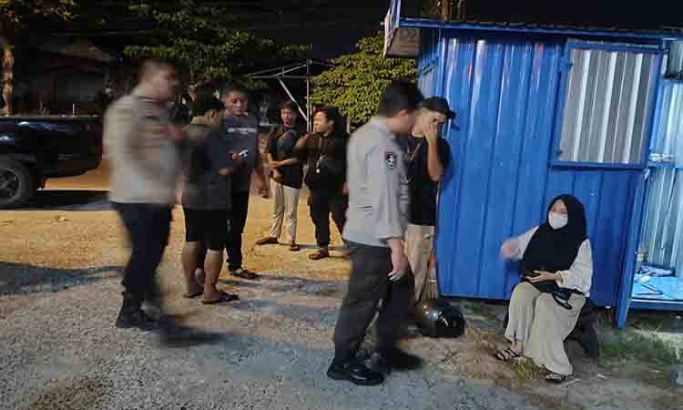 Tim kepolisian saat mengecek lokasi perampokan di kios kasih ibu di Jalan Sethadji (Foto : IST)