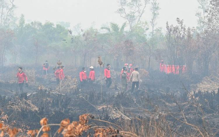 Peninjauan kebakaran hutan dan lahan di Kalteng. Menteri Kehutanan Republik Indonesia Raja Juli Antoni mengingatkan kondisi cuaca yang dinilai sangat rawan kebakaran hutan dan lahan. (FOTO: NANDA)