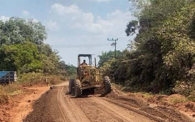 Alat berat melakukan pengerjaan Jalan Kandan, Kecamatan Kota Besi. (FOTO: Dinas SDABMBKPRKP Kotim)