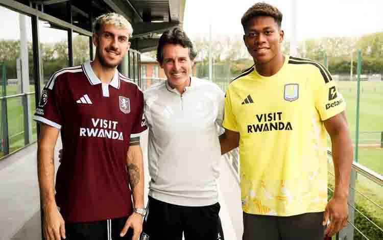 Pelatih Aston Villa Unai Emery (tengah) berpose bersama dua pemain barunya Zion Suzuki (kanan) dan Matteo Ruggeri (kiri) pada unggahan Instagram resmi klub, Rabu (19/8/2026). (Instagram Aston Villa)