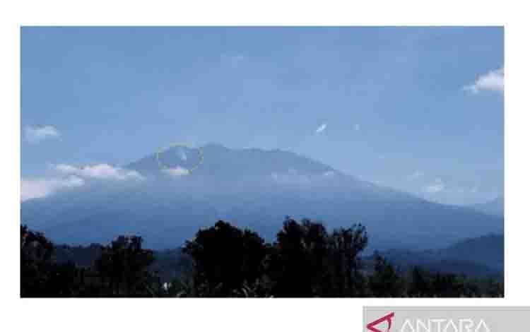 Kepulan asap yang teramati petugas vulkanologi badan geologi di lereng atas bagian selatan Gunung Raung, Jawa Timur, dipicu oleh kebakaran lahan, bukan aktivitas vulkanik maupun erupsi. ANTARA/HO-Badan Geologi.