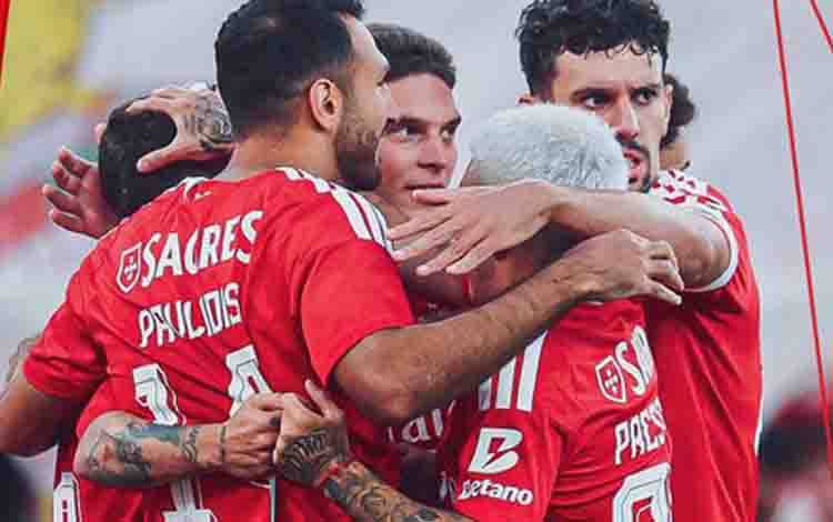 Para pemain Benfica berselebrasi setelah tercipta gol ke gawang AGF pada laga leg pertama babak play-off kualifikasi Liga Europa, di Stadion da Luz, Lisbon, Kamis malam waktu setempat. (X/SLBenfica)