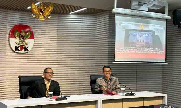 Pelaksana Tugas Direktur Penyidikan Komisi Pemberantasan Korupsi Achmad Taufik Husein (kiri) bersama Juru Bicara KPK Budi Prasetyo memberikan keterangan terkait hasil OTT jajaran Rektorat Universitas Jenderal Soedirman (Unsoed), di Gedung Merah Putih KPK, Jakarta, Jumat (21/8/2026). ANTARA/Rio Feisal