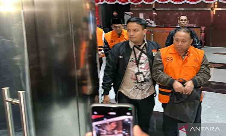 Rektor Universitas Jenderal Soedirman (Unsoed) Prof. Akhmad Sodiq (kanan) dan Wakil Rektor Bidang Kemahasiswaan Prof. Norman Arie Prayogo (kiri) berjalan menuju mobil tahanan setelah Komisi Pemberantasan Korupsi menetapkan keduanya sebagai tersangka kasus dugaan korupsi, di Gedung Merah Putih KPK, Jakarta, Sabtu (22/8/2026). ANTARA/Rio Feisal