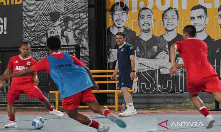 Arsip foto - Pelatih Timnas Futsal Indonesia Hector Souto (kedua kanan) mengamati latihan anak asuhannya saat pemusatan latihan di ANFA Arena, Kelapa Gading, Jakarta, Selasa (28/7/2026). Pemusatan latihan tersebut digelar sebagai persiapan Timnas Futsal Indonesia untuk laga ujicoba di Spanyol dengan tiga klub yang berlaga di Spanish First Division yaitu Palma Futsal, Noia Portus Apostoli & O Parrulo Ferrol FS pada Agustus 2026. ANTARA FOTO/Fakhri Hermansyah/nz