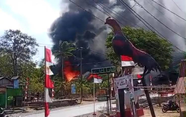 Situasi saat terjadinya kebakaran di Desa Sumber Mulia, Kecamatan Pelaihari, Kabupaten Tanah Laut, Kalimantan Selatan, pada Sabtu sore, 22 Agustus 2026. (FOTO: BIB Kalimantan)
