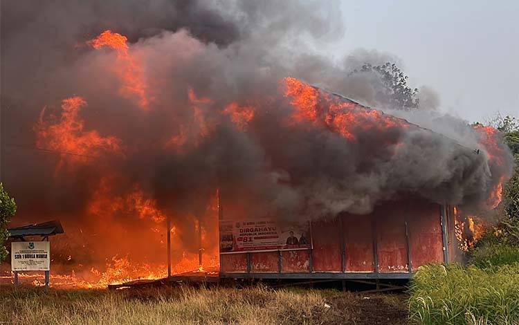 Situasi saat terjadinya kebakaran pada sebuah bangunan sekolah di Jalan Pemuda Km 13, Desa Bunga Mawar, Kecamatan Pulau Petak, Kabupaten Kapuas, Kalimantan Tengah, Sabtu sore, 22 Agustus 2026. (FOTO: TRC Kapuas)