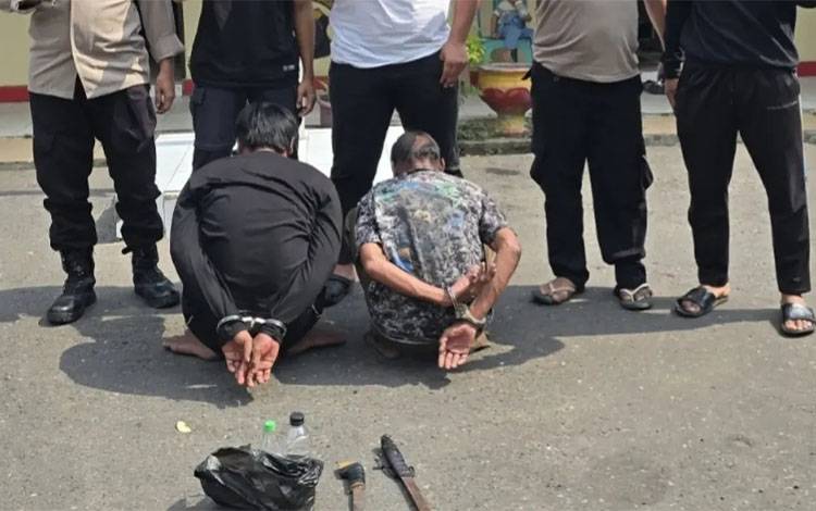 Dua pelaku dugaan penganiayaan di Jalan Mawar, RT 005, Kelurahan Selat Tengah, Kecamatan Selat, saat diamankan di Mapolsek Selat, Sabtu siang, 22 Agustus 2026. (FOTO: Polsek Selat)