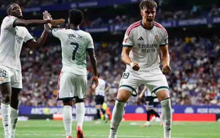 Selebrasi Carlos Espi (kanan) setelah mencetak gol kedua Real Madrid dalam pertandingan pekan kedua liga Spanyol 2026/27 lawan Espanyol di RCDE Stadium pada Minggu (23/8/2026). Realmadrid.com