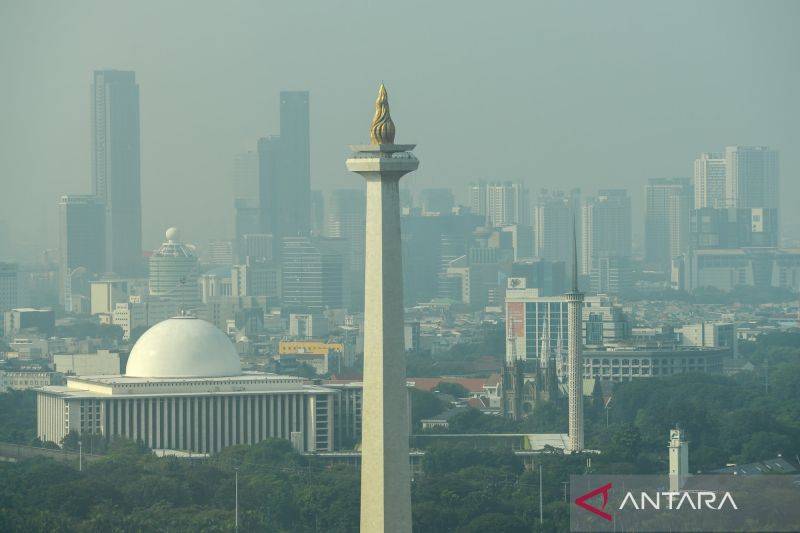 Kabut polusi udara menyelimuti kawasan di Jakarta, Senin (6/7/2026). ANTARA FOTO/M Risyal Hidayat/kye