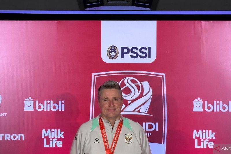 Pelatih timnas U-16 putri Indonesia Timo Scheunemann dalam konferensi pers seusai babak final Srikandi Merdeka Cup 2026 yang berlangsung di Supersoccer Arena, Kudus, Jawa Tengah, Minggu (23/08/2026). (ANTARA/FAJAR SATRIYO)