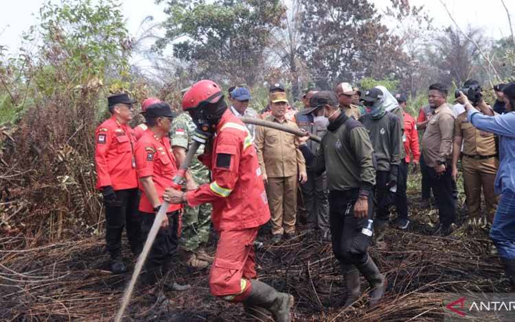 Gubernur Kalbar Ria Norsan mendampingi Menteri Kehutanan Raja Juli Antoni meninjau pembasahan lahan di Desa Arang Limbung, Kecamatan Sungai Raya, Kabupaten Kubu Raya, Kalbar. ANTARA/Rendra Oxtora