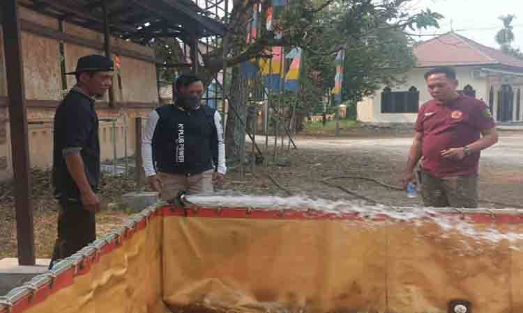 Plt Kepala Pelaksana BPBD Kota Palangka Raya, Hendrikus Satriya Budi saat meninjau sumur bor (Foto:Untuk BORNEONEWS)