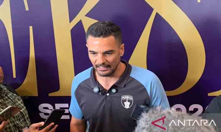 Pelatih kepala Persita Tangerang Carlos Pena saat ditemui awak media pada peluncuran tim untuk musim 2026/2027 di Tangerang, Kamis (27/8/2026). (ANTARA/Zaro Ezza Syachniar)
