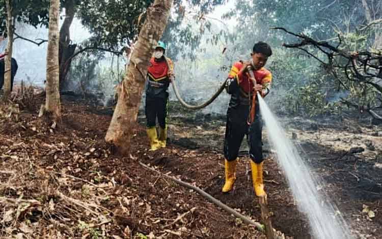 Pemadam Api Swadaya Baamang Tengah Sampit bantu padamkan kebakaran lahan. (FOTO: IST)