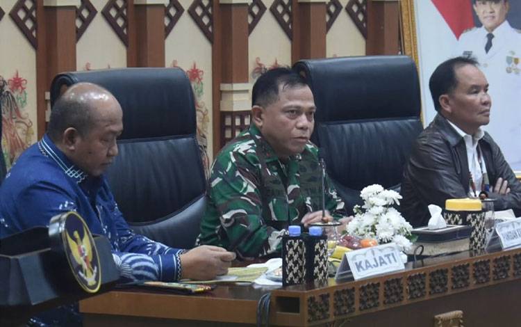 Pangdam XXII Tambun Bungai Mayjen TNI Zainul Arifin saat mengikuti rapat penanganan Karhutla. (Foto : IST)