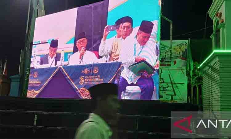 Perwakilan dari kiai yang tergabung di AHWA,K.H. Anwar Iskandar saat membacakan keputusan musyawarah AHWA terkait Rais Aam PBNU terpilih, periode 2026-2031 di area PP Bahrul Ulum, Tambakberas, Kabupaten Jombang, Jawa Timur, Minggu (30/8/2026) malam. ANTARA/ Asmaul