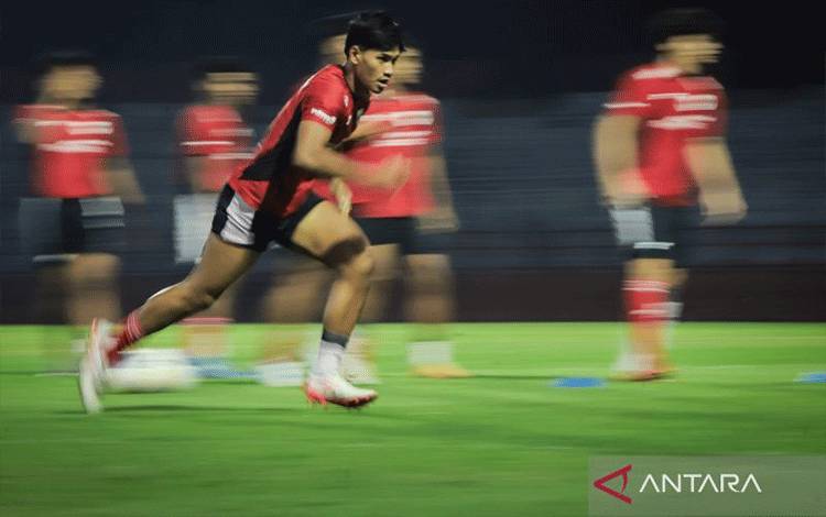 Foto arsip - Pesepak bola Timnas Indonesia U-20 Al Gazani Dwi Sugandi berlari saat menjalani pemusatan latihan di Stadion Gelora 10 November, Surabaya, Jawa Timur, Kamis (5/3/2025). Timnas Indonesia U-20 mulai melakukan pemusatan latihan di Surabaya yang diikuti 25 pesepak bola sebagai persiapan untuk mengikuti Kejuaraan ASEAN U-19 dan Kualifikasi Piala Asia U-20 2027. ANTARA FOTO/Rizal Hanafi/tom.