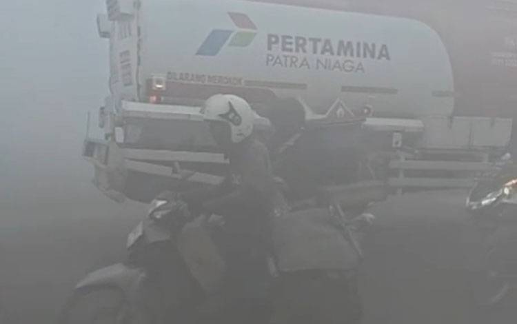 Kondisi Jalan Trans Kalimantan di kawasan Kapuas Timur yang diselimuti kabut asap karhutla pada Sabtu, 29 Agustus 2026. (FOTO: TRC Kapuas)