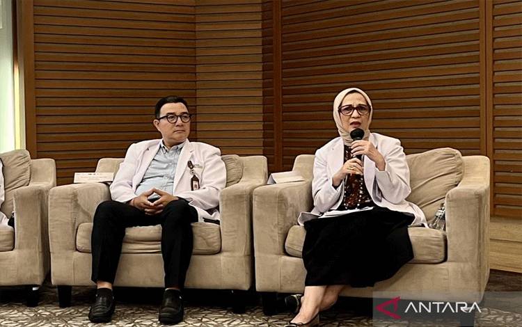 Dokter Spesialis Bedah Saraf MRCCC Siloam Semanggi Dr. dr. Made Agus Mahendra Inggas, SpBS (kiri) dalam MRCCC Siloam Semanggi Media Hospital Tour 2026 di Jakarta, Selasa (1/9/2026). ANTARA/Farika Nur Khotimah