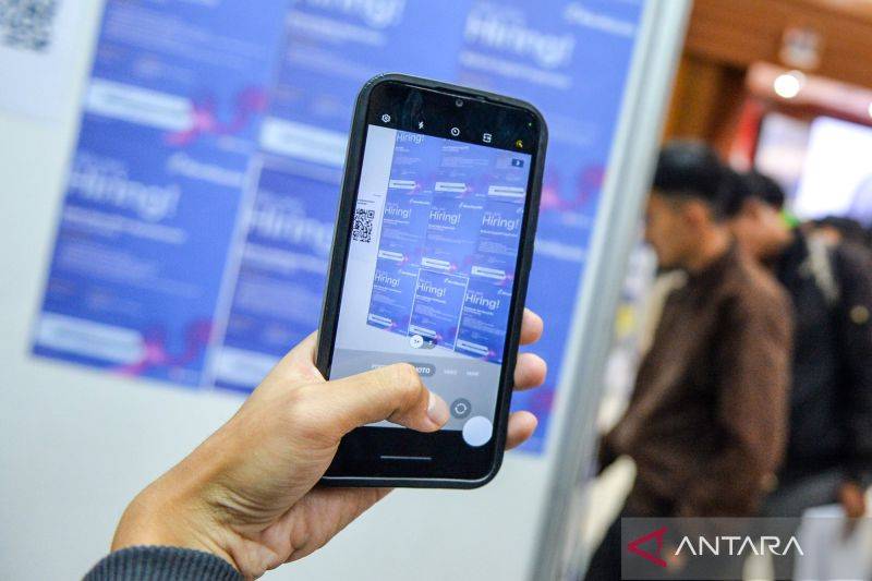 Ilustrasi pencari kerja mencari informasi peluang kerja. ANTARA FOTO/Raisan Al Farisi/bar (ANTARA FOTO/RAISAN AL FARISI)
