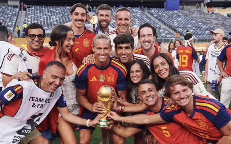 Marcos Llorente (tengah) berfoto dengan dengan keluarganya setelah Timnas Spanyol juara Piala Dunia 2026 di Amerika Serikat pada 19 Juli 2026. Instagram/marcosllorente