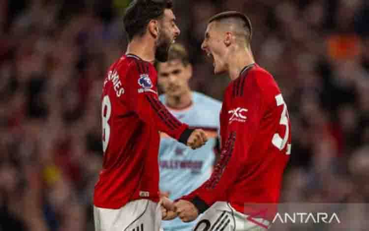 Arsip - Pesepak bola Manchester United Benjamin Sesko (kanan) dan Bruno Fernandes berselebrasi usai mencetak gol ke gawang Brentford dalam laga pekan ke-34 Liga Inggris di Stadion Old Trafford, Manchester, Inggris, Senin (27/4/2026) waktu setempat. Manchester United menaklukkan Brentford dengan skor 2-1. ANTARA FOTO/Xinhua/tom.