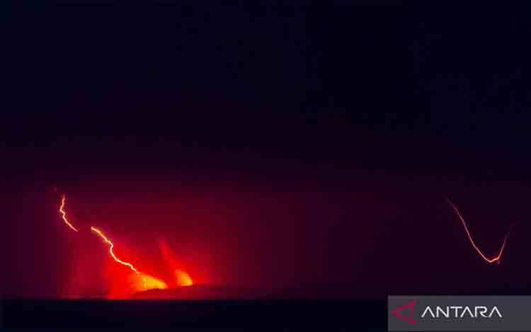 Lava pijar dari Gunung Anak Krakatau terlihat dari Pasauran, Kabupaten Serang, Banten, Sabtu (5/9/2026). Pusat Vulkanologi dan Mitigasi Bencana Geologi (PVMBG) mencatat rangkaian letusan yang terjadi sejak Jumat (4/9) malam tersebut terindikasi sebagai pancaran lava (lava fountain) dengan durasi gempa letusan mencapai 21.600 detik dan amplitudo maksimum 70 milimeter yang merupakan intensitas tertinggi sepanjang tahun 2026. ANTARA FOTO/Muhammad Bagus Khoirunas/agr